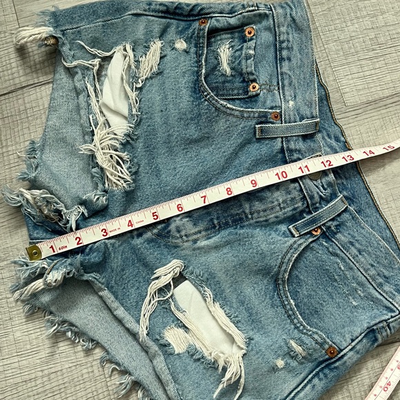 LEVI’S PREMIUM 501 Medium Light Wash Distressed High Rise Cutoff Denim Shorts 26 - Picture 13 of 16